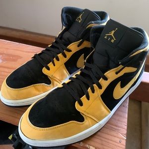 Jordan 1 Retro Mid Reverse ‘New Love’ FOR SALE